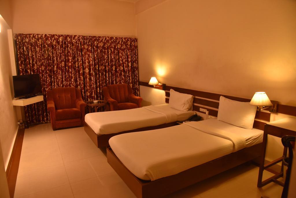 Hotel Poonja International Mangalore Exteriör bild