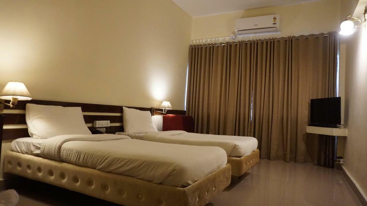 Hotel Poonja International Mangalore Exteriör bild